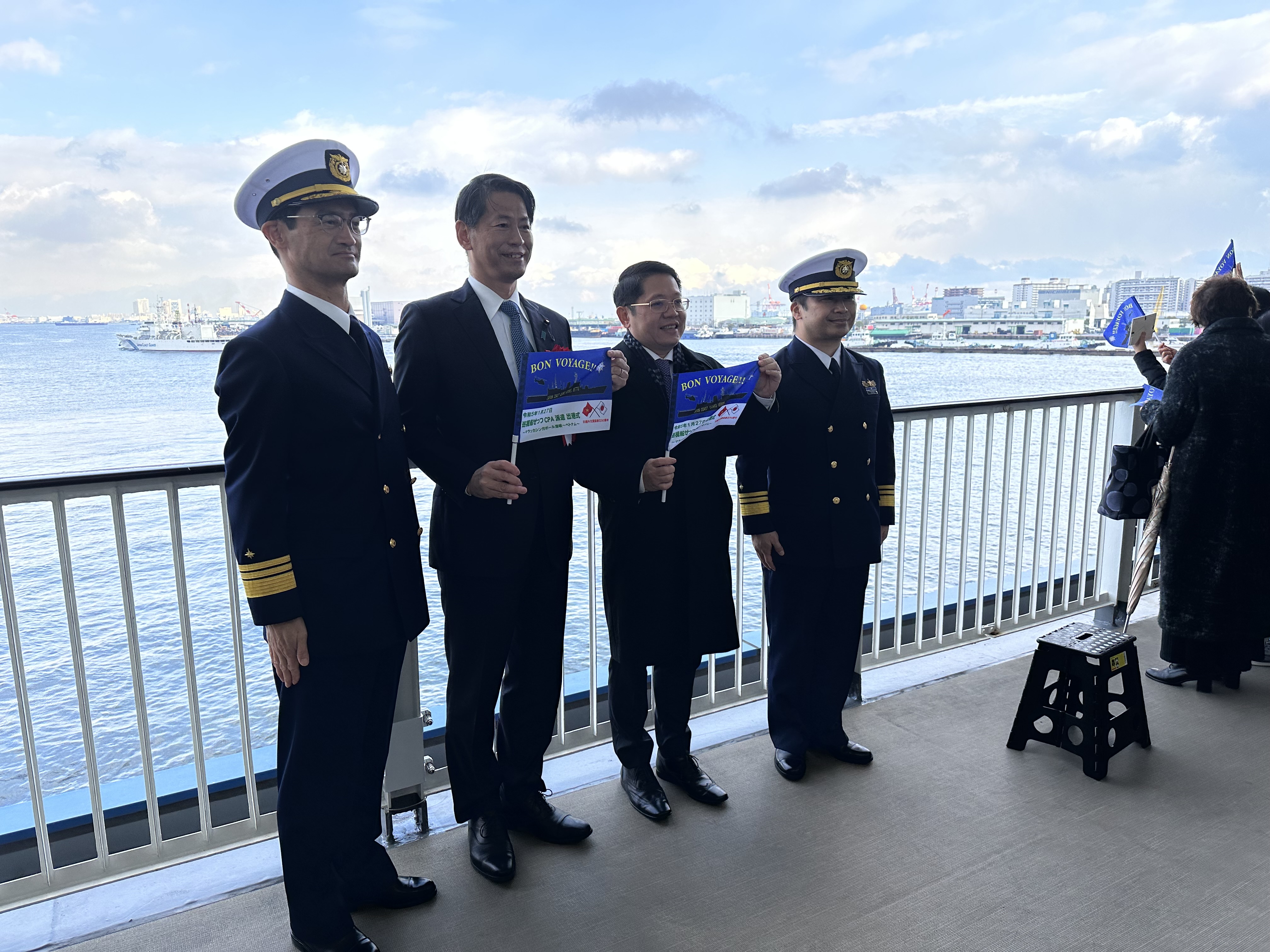 Quốc vụ khanh Bộ Ngoại giao Nhật Bản Yamada Kenji (thứ hai từ trái sang), Tổng lãnh sự Ngô Trịnh Hà (thứ ba từ trái sang), Chuẩn đô đốc Lực lượng bảo vệ bờ biển Nhật Bản Nobukazu Nagai (thứ tư từ trái sang).